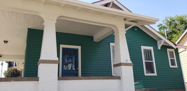 Building Photo - College Corners on High (Deluxe)