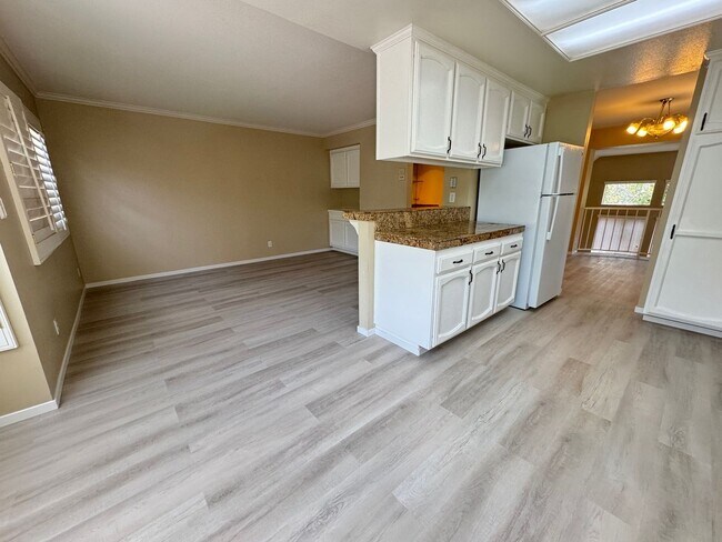 Building Photo - Large, end-unit townhome in the heart of Thousand Oaks