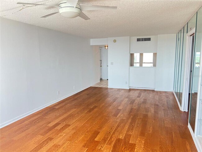 Building Photo - 2616 Cove Cay Dr