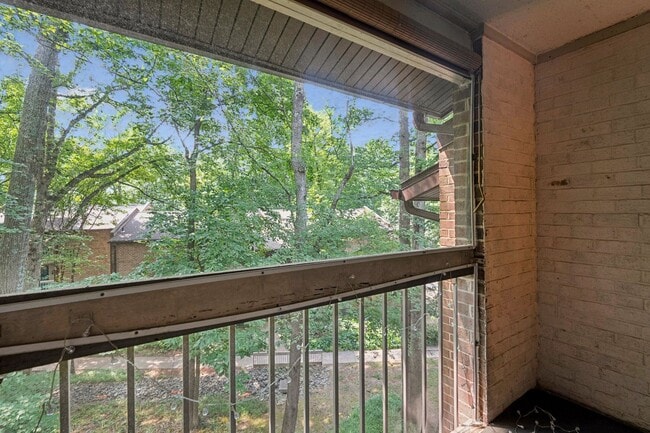 Building Photo - Top-floor condo located in the charming La...