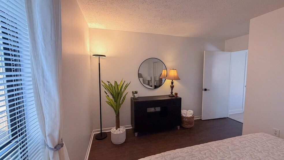 Building Photo - 300 W 23rd Pl