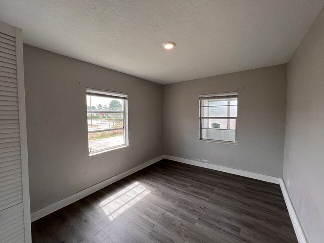 Building Photo - 718 W 7th St