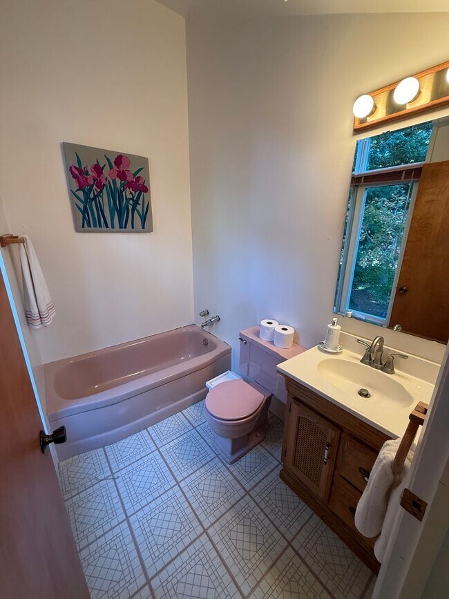 Building Photo - Cozy Huge 1 Bed with Loft and 2.5 Bath - H...