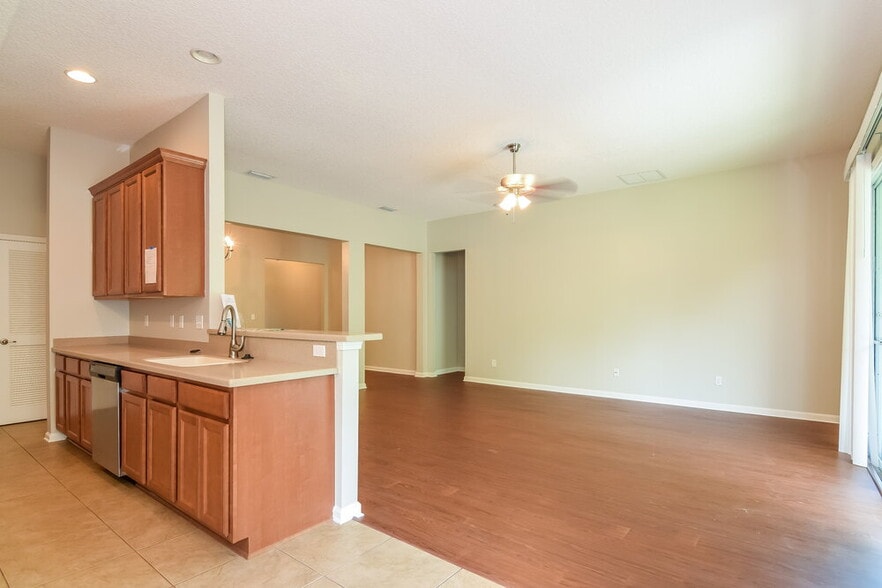 Building Photo - 632 Chestwood Chase Dr