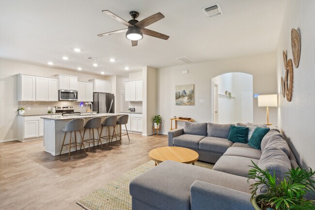 Building Photo - 8914 Hidden Oaks Dr
