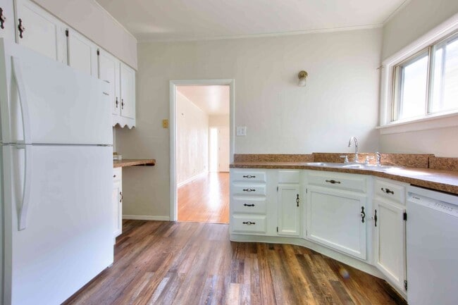 Building Photo - Available Aug 7th - Very nice single family home with refinished hardwood and a very large open l...