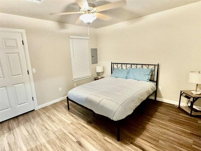 Building Photo - 203 Gray St