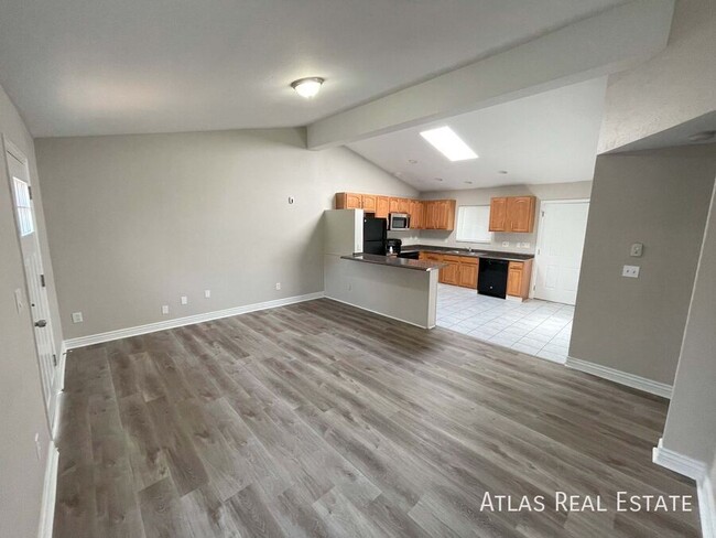 Building Photo - 4 bed 2 Bath Unit Just Minutes From Downto...