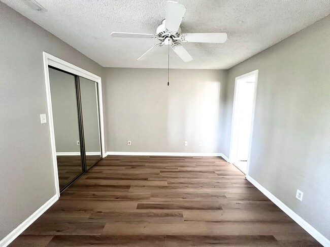 Building Photo - Gorgeous Condo right off Shore Dr, a stree...