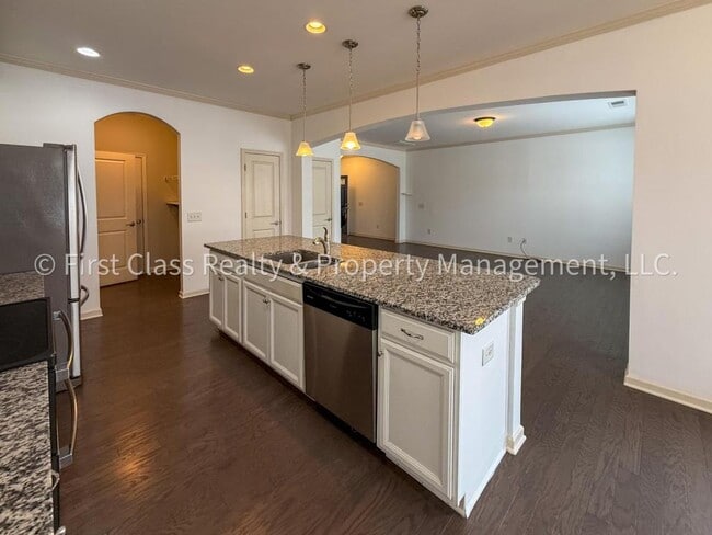 Building Photo - 565 Park View Drive