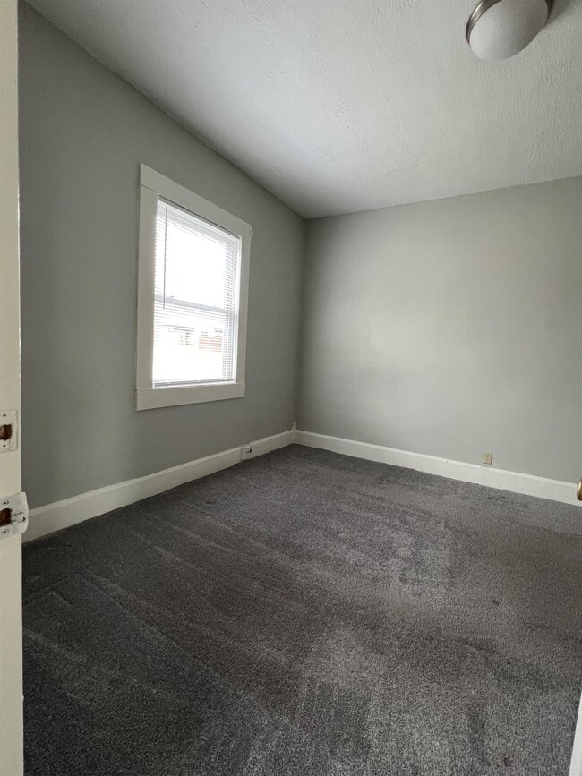 Building Photo - 106 E Main St