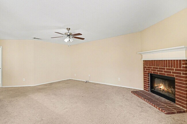 Building Photo - Updated 3-2-2 in Dallas! New Carpet and Paint! Big Yard!