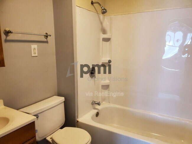 Building Photo - 1312 E Olive St