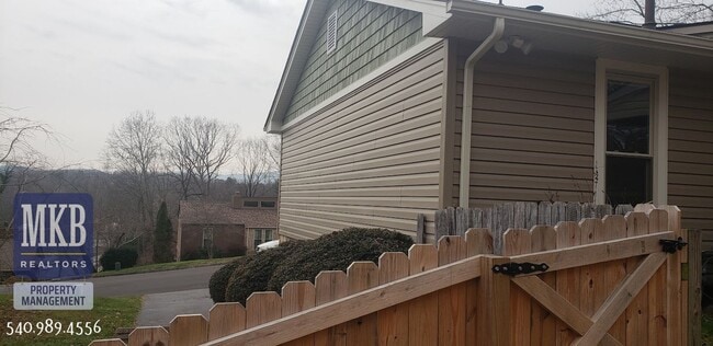 Building Photo - 3123 Glenmont Dr