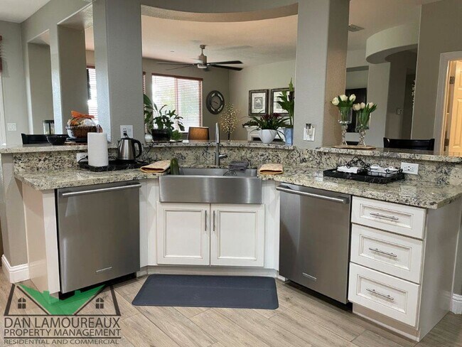 Building Photo - Executive Home in Gated Community Wildwings