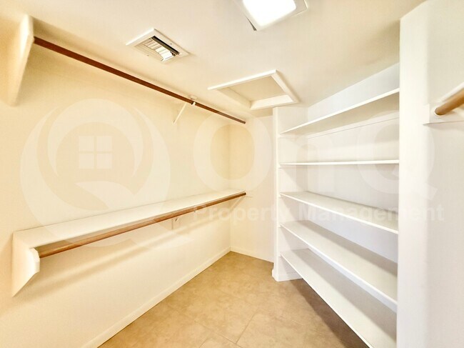 Building Photo - 2718 E Bighorn Ave