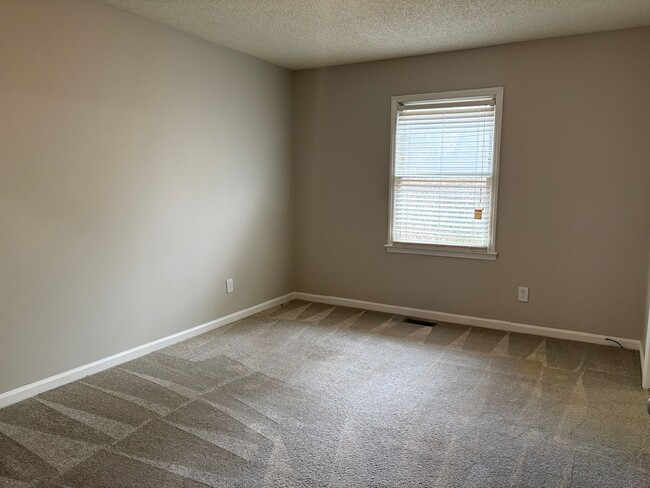 Building Photo - 3 Bedroom, 2 Bathroom House in High Point!