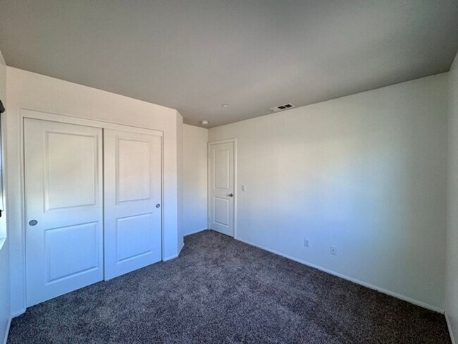 Building Photo - MOVE IN SPECIAL!! Move in on or before Oct...