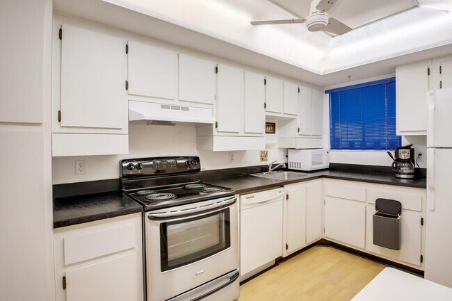 Building Photo - 3154 Via Poinciana
