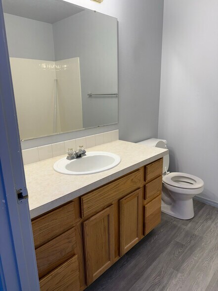 Building Photo - 607 Meadowbrook Dr