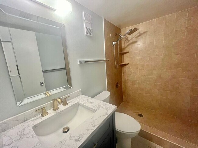 Building Photo - 160 Live Oak Woods Ct