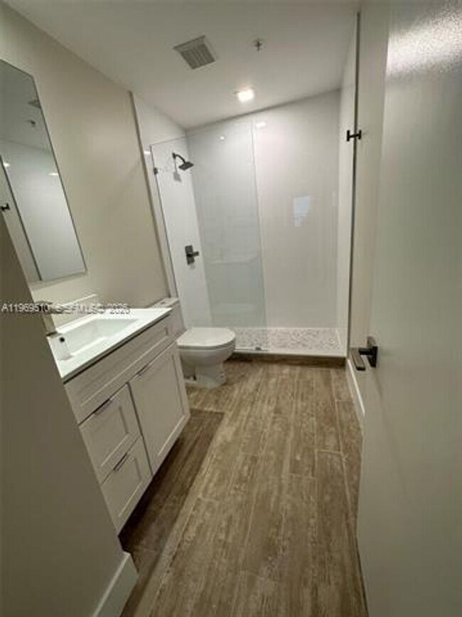 Building Photo - 801 Brickell Key Blvd