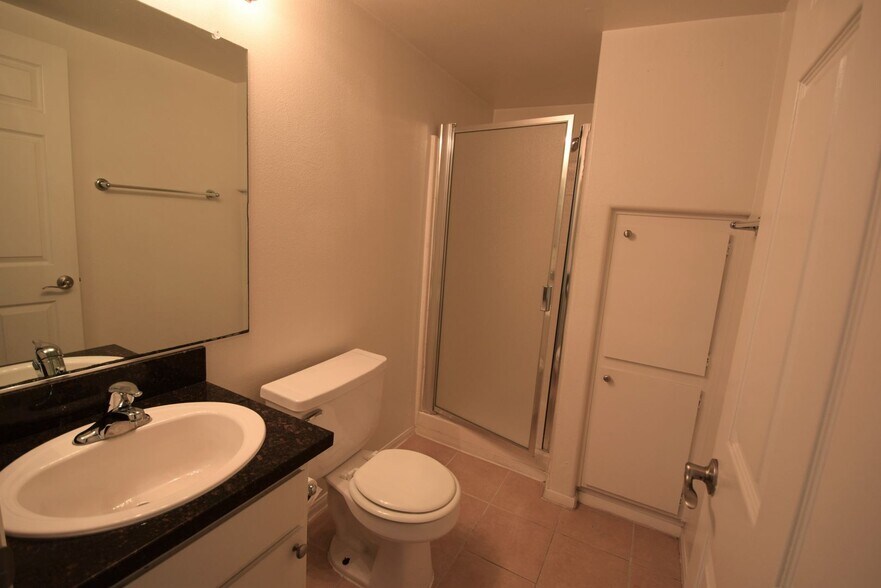 Building Photo - 425 N Alvarado St