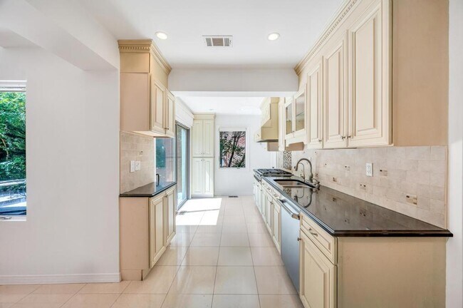 Building Photo - 18 Parkside Dr
