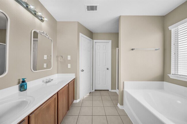 Building Photo - 2209 Jefferson Crossing Dr