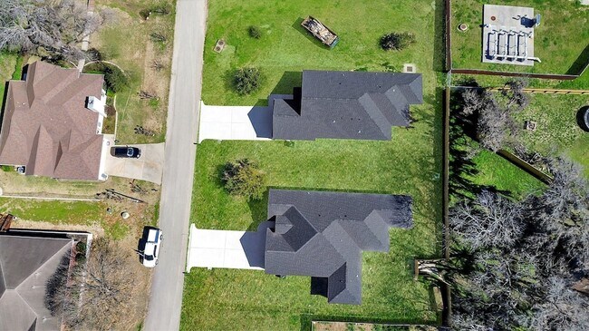 Building Photo - 939 Lake View Dr