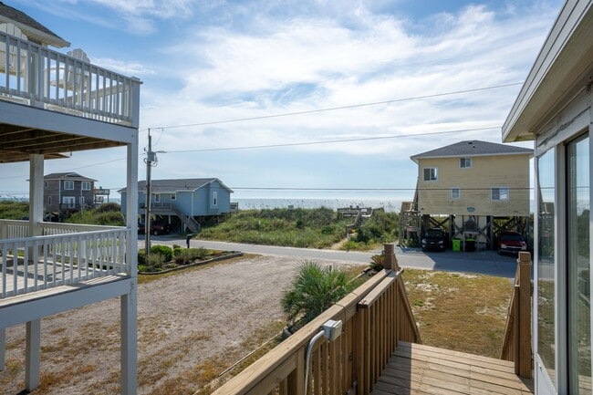 Building Photo - Ocean View 2BR/2BA Home – Updated Bath, St...
