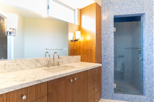 Building Photo - Beautiful 3b2b Home with Private Fenced Ya...