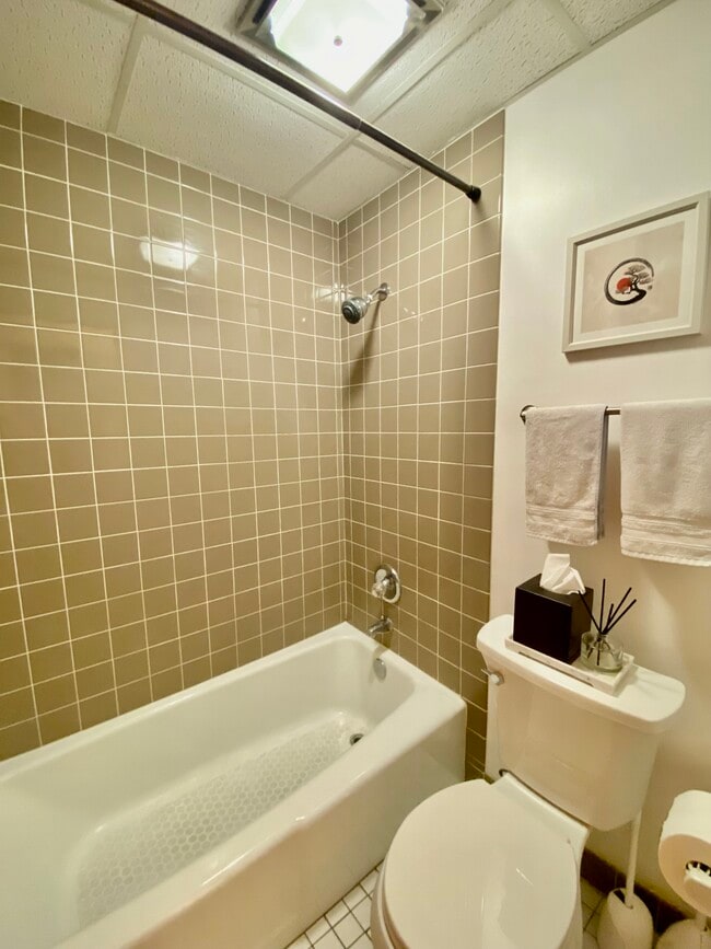 Building Photo - 2011 Viking Dr NW