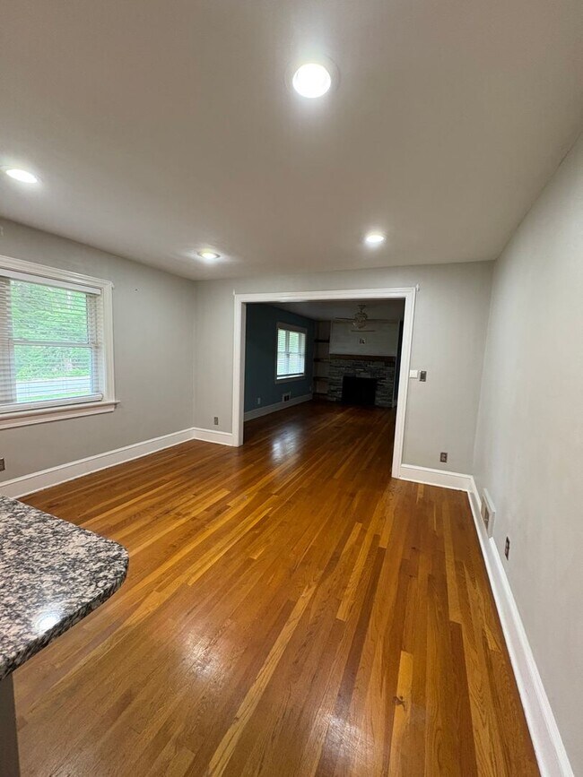 Building Photo - 3 bedroom 3 bath in Spartanburg with Lots of Space !!! Workshop in the garage!!