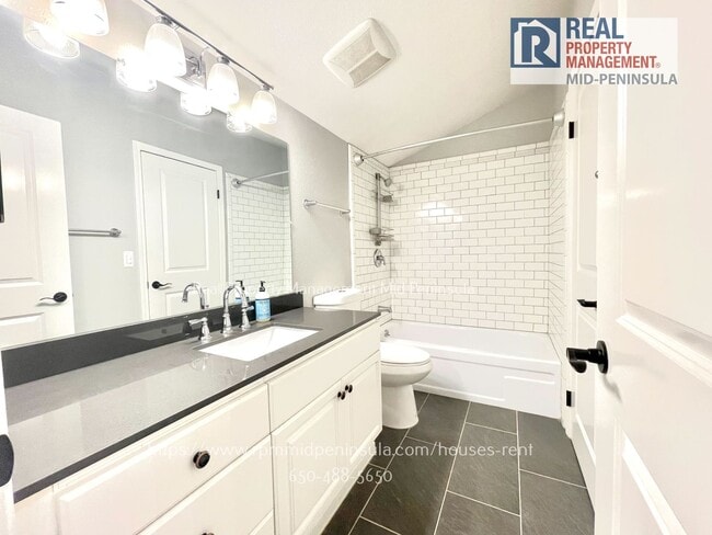 Building Photo - Stunning 2 Bedroom 1.5 Bathroom Waterfront Townhome in Foster City
