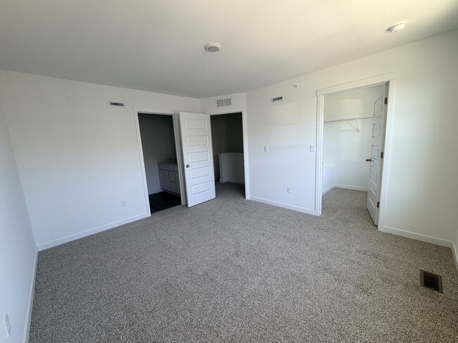 Building Photo - 563 Yosemite Wy