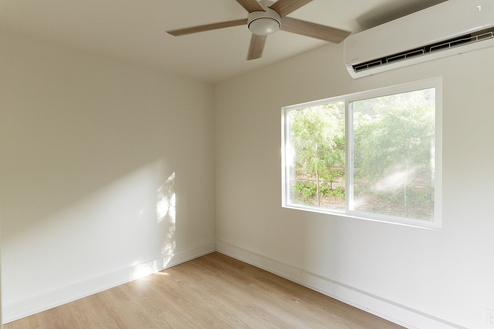 Building Photo - 2841 Los Feliz Dr