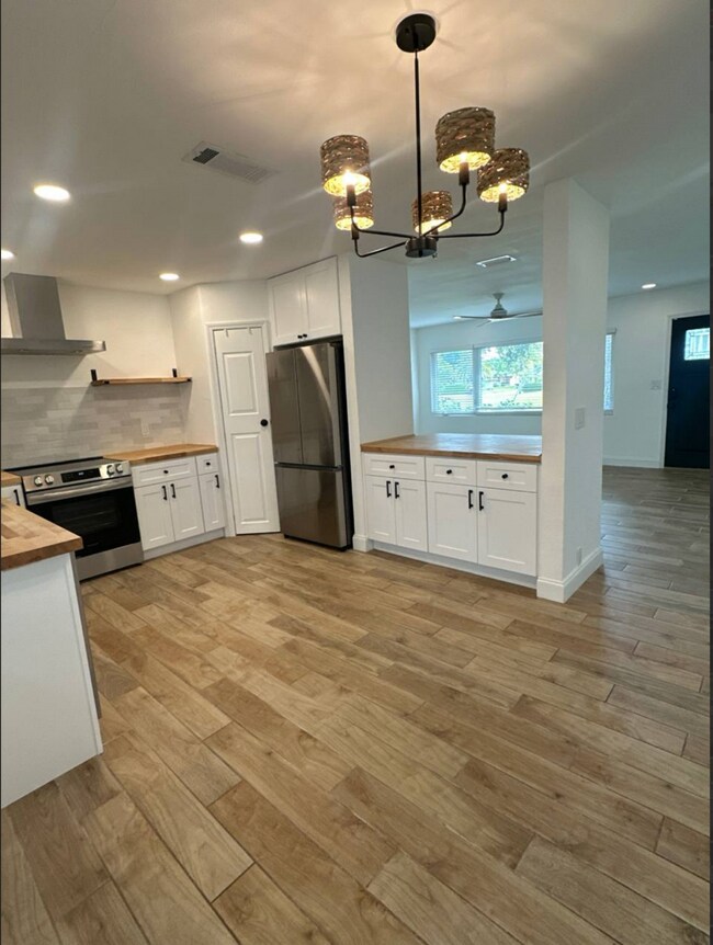 Building Photo - 4390 Maple St NE