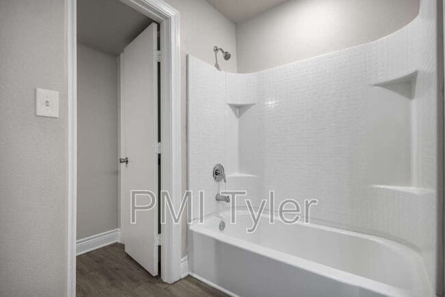 Building Photo - 1806 W Oakwood St