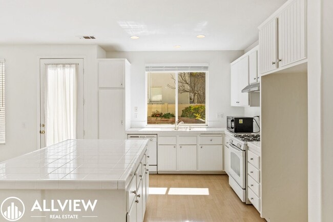 Building Photo - Bright & Spacious 3-Bedroom 2.5 Bath Home in Gated Oak Creek Community