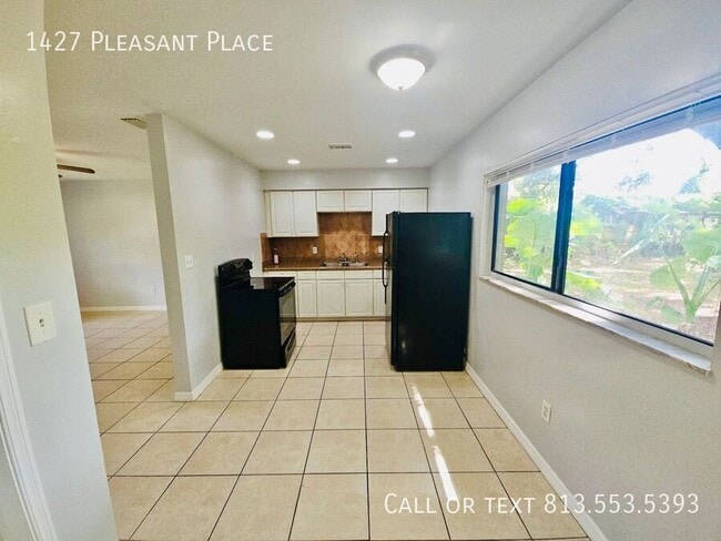 Building Photo - 1427 Pleasant Pl