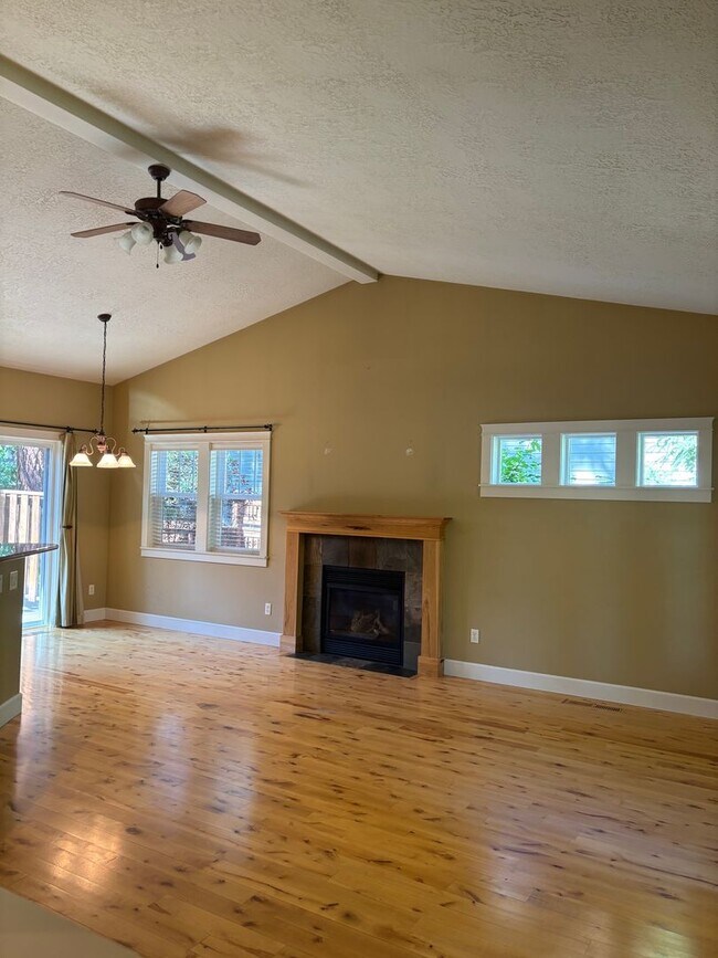 Building Photo - 3 Bed 2 Bath Single level - Fenced Yard-No...