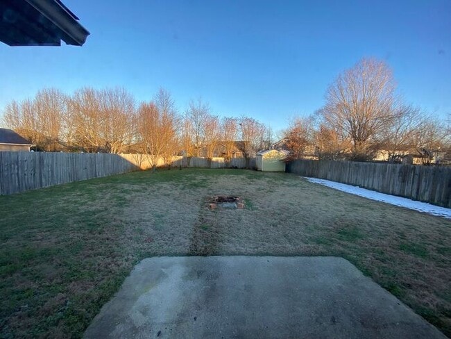 Building Photo - Fenced Yard!