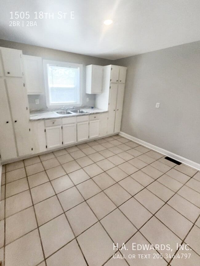 Building Photo - 1505 18th E St