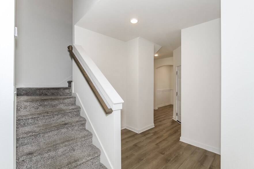 Building Photo - 12 Deer Creek Dr