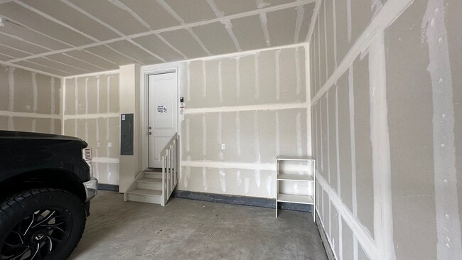 Building Photo - Great Townhouse in Windsor