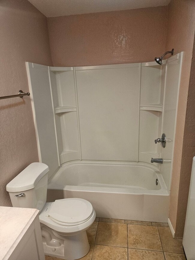 Building Photo - Beautiful 3 Bedroom 2 Bathroom Unit