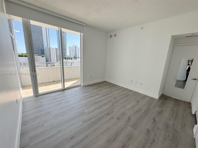 Building Photo - 350 NE 24th St