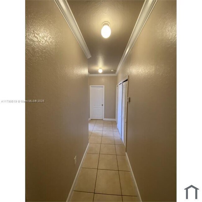 Building Photo - 1656 SE 29th Ct