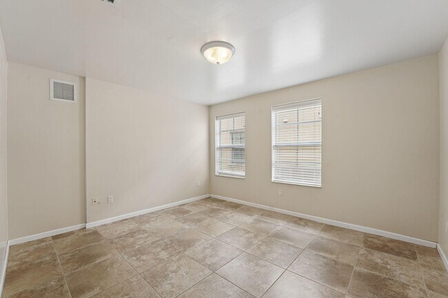 Building Photo - 819 SW 7th Ave
